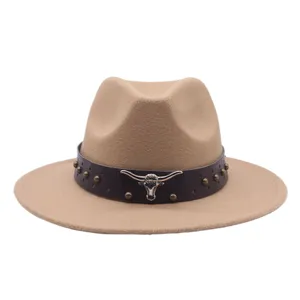 Gros plan sur le chapeau feutre kaki avec lanière en cuir, clous et tête de taureau.