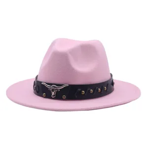 Sombrero de vaquero occidental rosa fedora jazz ala plana con cinturón de cabeza de toro de cuero.