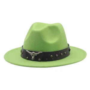 Chapeau feutre vert style jazz avec décor métal tête de taureau pour voyage en plein air