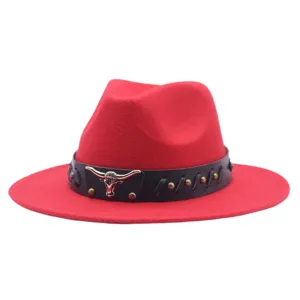 Sombrero de vaquero occidental rojo con cinturón de cabeza de toro, elegante.