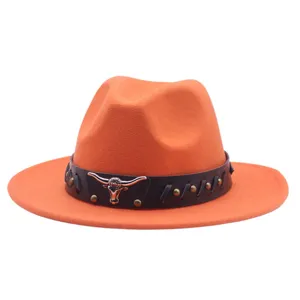 Sombrero de vaquero de fieltro naranja con banda de cuero y decoración de metal de cabeza de toro.