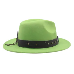 Gros plan sur le chapeau feutre vert élégant doté d'un bandeau en cuir clouté marron.