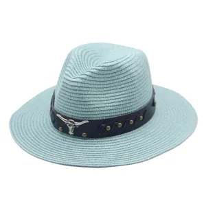 Gros plan détaillé du chapeau de cow-boy en paille bleu clair avec ceinture en cuir et taureau.