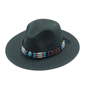 Dettaglio cappello fedora in paglia verde scuro boho con perline turchesi e di legno.