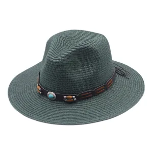 Détail de chapeau fedora en paille vert foncé avec lanière en cuir, perles en bois et turquoise.