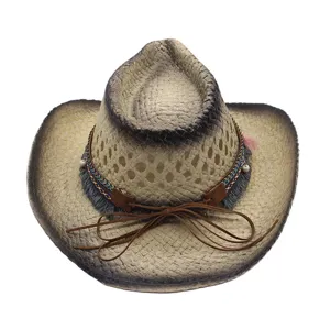 Detailaufnahme des Western-Strohhutes mit atmungsaktivem Flechtmuster und Lederband-Verzierung.