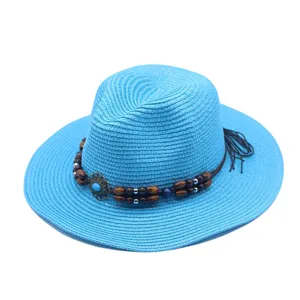 Blauer Strohhut mit Holzperlen und Kette, ideal für Damen im Sommer am Strand als Sonnenschutz.