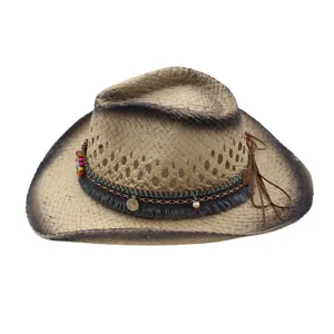 Detailansicht des Strohhutes mit buntem Zierband, Fransen und perforierter Krone im Westernstil.