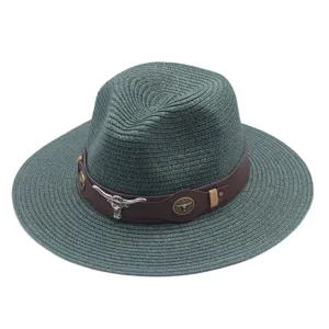 Vue détaillée du chapeau de paille vert foncé avec bande en cuir marron et breloque tête de taureau.