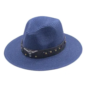 Détails du chapeau de paille western bleu avec bande en cuir et décor de crâne de taureau.
