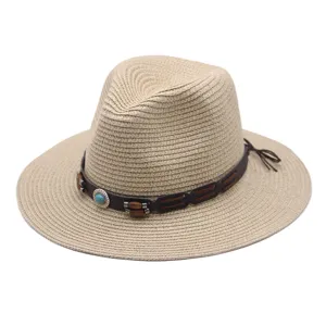 Vue détaillée du chapeau de paille beige avec bande en cuir marron et perles de bois.