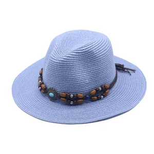 Hellblauer Strohhut mit Perlen Lederkordel und Quaste für den sommerlichen Strand Sonnenschutz.