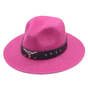 Chapeau paille cowboy western rose femme avec bande cuir noir et décor taureau pour plage d'été.