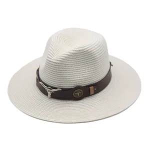 Vue détaillée du chapeau de paille blanc avec ceinture en cuir marron et crâne de taureau.