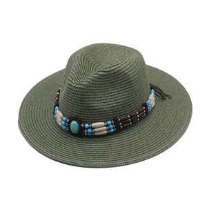 Cappello da cowboy verde in paglia con fascia di perline turchesi per protezione solare.