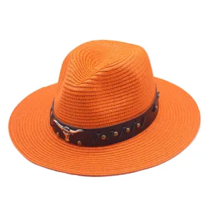 Détail chapeau de paille orange, style cow-boy western avec bande en cuir et tête de taureau