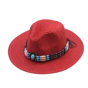 Cappello di paglia rosso fedora con fascia di perline boho per vacanze estive sole.