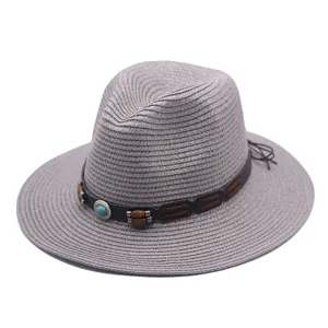 Chapeau fedora en paille grise avec bande en cuir foncé, perles de bois et détail turquoise.