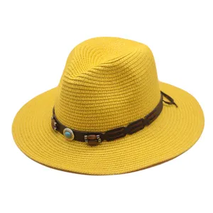 Gros plan détaillé du chapeau de paille jaune avec une belle bande en cuir et perles.