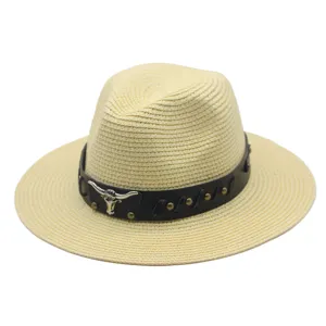 Gros plan chapeau paille western avec bande cuir noir, crâne de taureau métal et rivets.