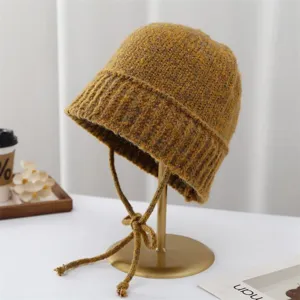 Vista dettagliata del cappello bucket in maglia gialla, berretto invernale in lana da donna.
