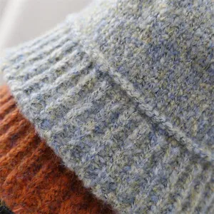 Primo piano di berretto in maglia che mostra la morbida texture di lana e finitura a costine.
