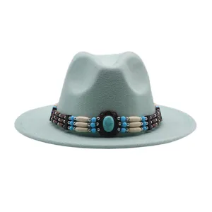 Λεπτομερής όψη γαλάζιου καπέλου φεντόρ με boho εθνοτική ταινία από χάντρες και τυρκουάζ.