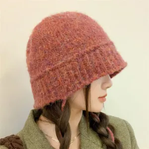 Cappello a secchiello lavorato a maglia da donna con fili colorati, caldo berretto invernale