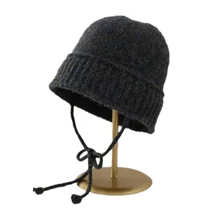 Cappello secchiello lavorato a maglia invernale da donna con lacci sottogola caldo