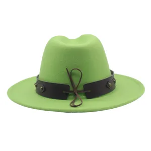 Détail de chapeau fedora en feutre vert avec bande en cuir marron et cordon décoratif.