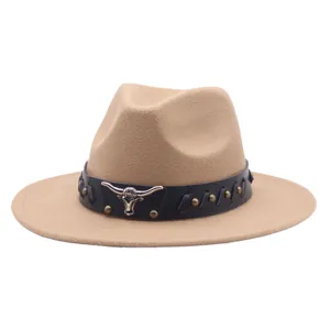 Vista detallada del sombrero de vaquero occidental con adorno de cabeza de toro metálico.