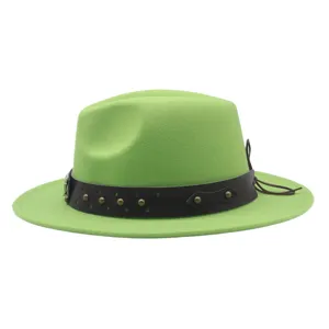 Vue détaillée du chapeau feutre vert avec accessoire tête de taureau et ceinture.