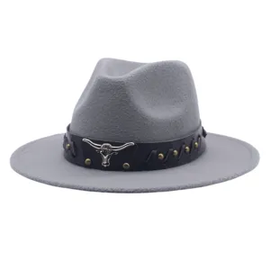 Vista detallada de sombrero de fieltro gris con tira de cuero negro y detalle de toro metal.