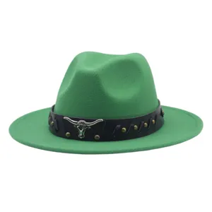 Sombrero fieltro verde western vaquero jazz con banda cuero negro y cabeza toro metal.