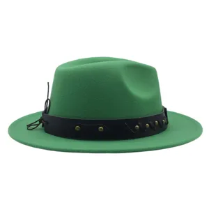 Sombrero fedora verde con banda de cuero negro y remaches metálicos, elegante sombrero de jazz unisex.