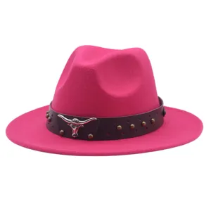 Chapeau fedora en feutre de laine fuchsia avec bande en cuir marron et crâne de taureau.