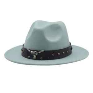 Chapeau fedora bleu clair élégant avec ceinture en cuir marron, crâne de taureau et rivets.