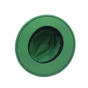 Vista detallada del interior del sombrero fedora verde con forro y etiqueta de material.
