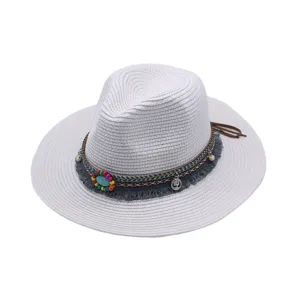 Sombrero fedora de paja blanca con banda étnica cuentas de colores turquesa y flecos chic