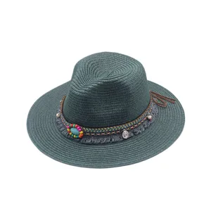 Sombrero fedora de paja verde oscuro con banda boho, cuentas de colores y flecos.