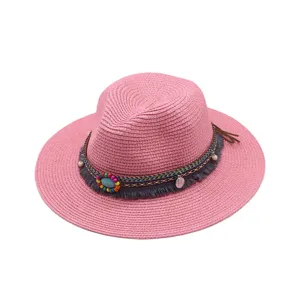 Sombrero fedora de paja rosa con banda de flecos de cuentas étnicas, ideal para verano.