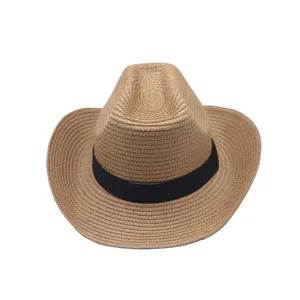 Vue détaillée du chapeau de paille élégant, avec un bandeau noir classique et un large bord.