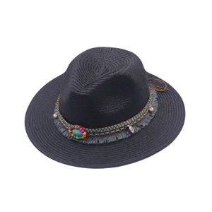 Sombrero fedora de paja estilo bohemio con cinta tejida de cuentas coloridas.