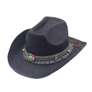 Vue détaillée du chapeau de paille cowboy style boho avec bande perlée colorée et pierre turquoise.