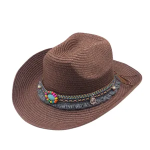 Chapeau de cowboy en paille marron avec bande de perles ethniques et franges.