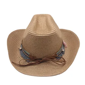 Vue détaillée du chapeau de paille de cowboy d'été avec bande tissée et nœud en cuir.