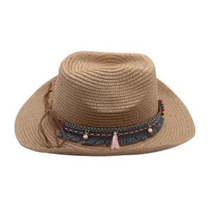 Vue détaillée du chapeau de paille tressé style cowboy avec franges perlées colorées.