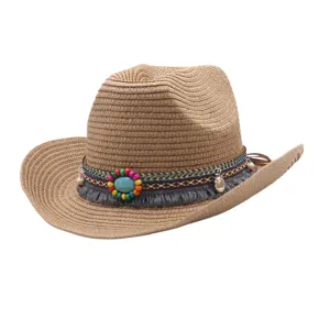 Gros plan du chapeau de cowboy en paille ethnique, avec bande tressée colorée et turquoise.