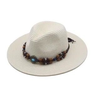 Strohhut im Fedora-Stil mit Holzperlen und Türkis-Dekorband für sommerlichen Sonnenschutz am Strand.