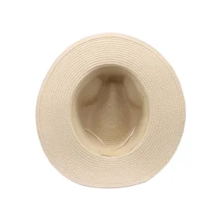 Vue détaillée d'un chapeau de paille beige de style panama, montrant texture et lacet.